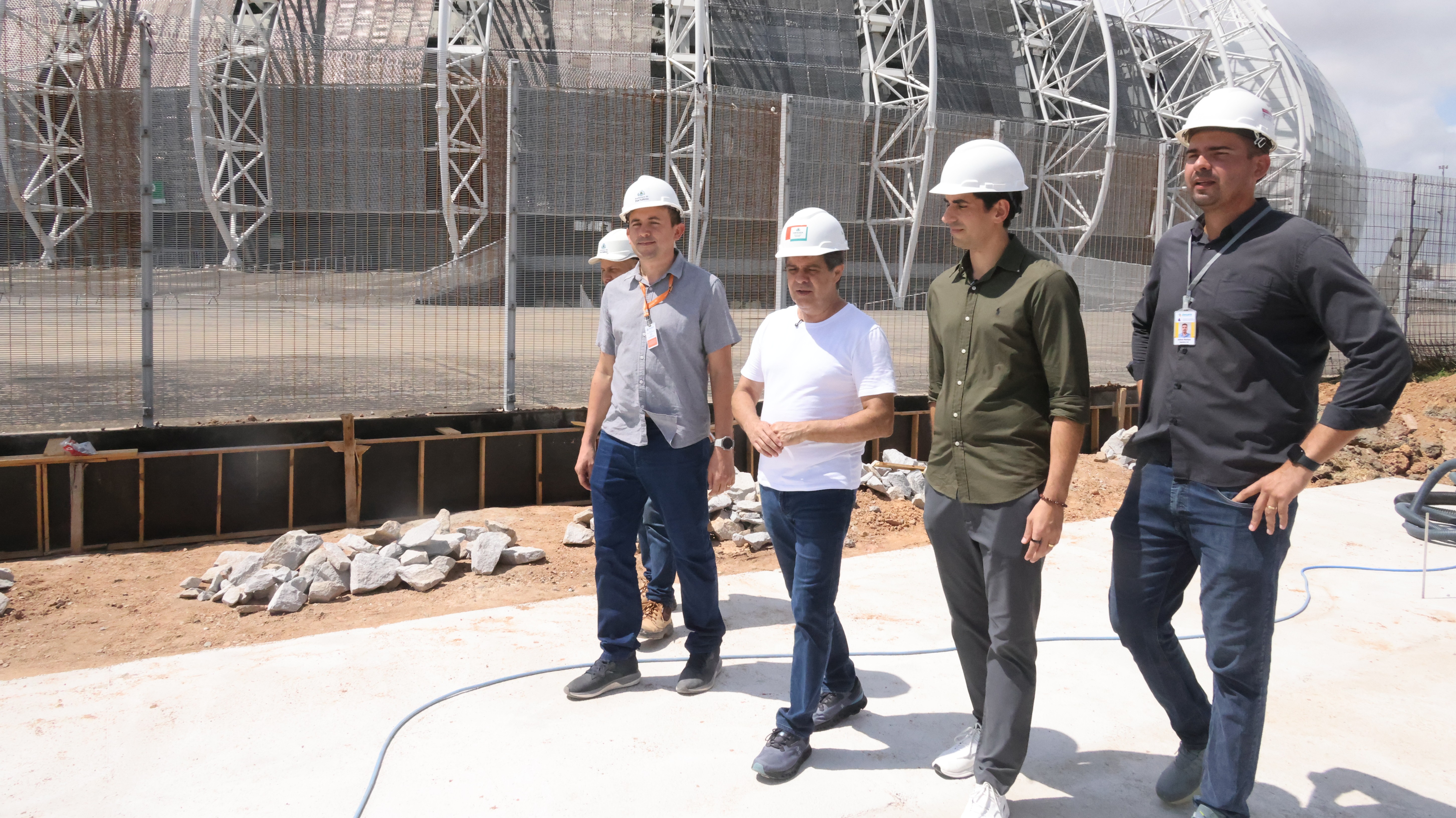 Prefeito Evandro Leitão anda no canteiro de obras do miniterminal